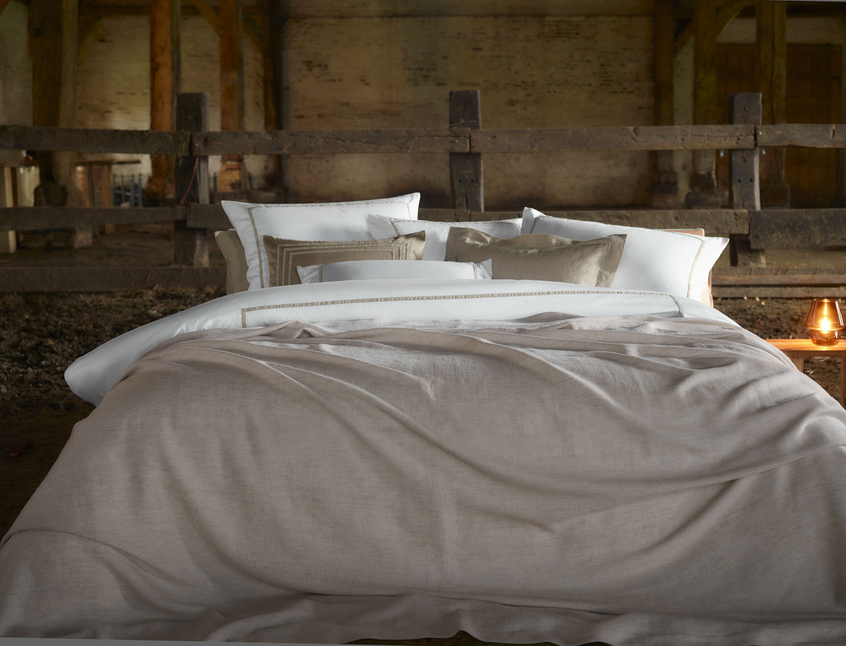 Cushions &amp; throws  - Throw Cona by Mirabel Slabbinck